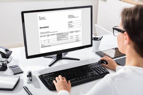 Foto: Frau arbeitet am PC